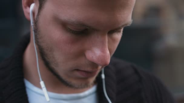 Молодий дорослий слухає музику — стокове відео