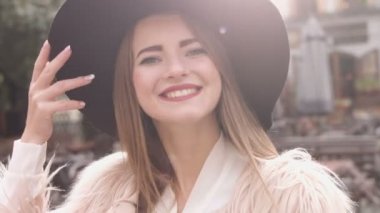 portre genç kız giyim moda şapka açık havada gülümseyen