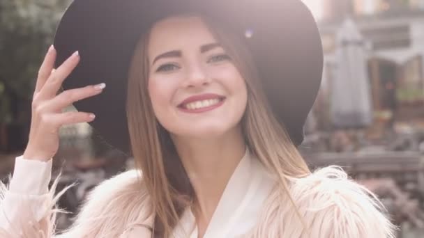 Retrato jovem menina sorrindo vestuário moda chapéu ao ar livre — Vídeo de Stock