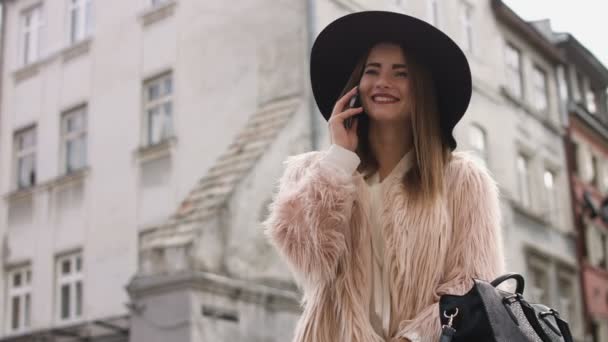 Téléphone portable - femme parlant sur smartphone en ville — Video