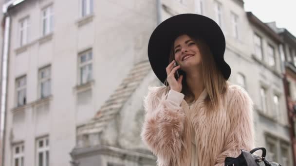 Mobilní telefon - žena mluvila na smartphone v městě — Stock video