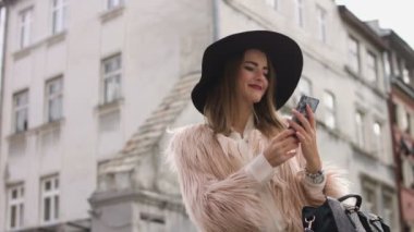 Cep telefonu - kadın smartphone cep telefonu ile şehir içinde söz