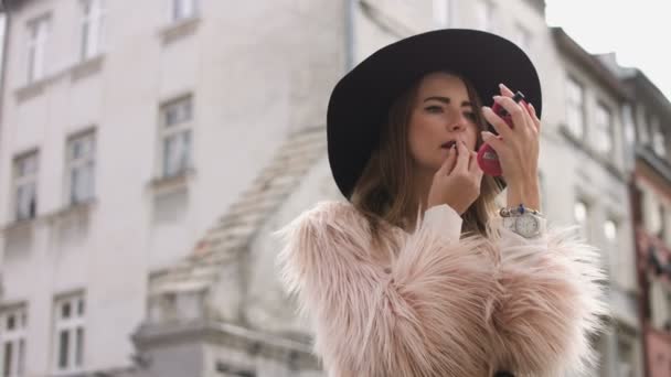 Fille assise dans le café extérieur et améliorer son maquillage — Video