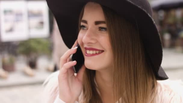 Мобильный телефон - женщина разговаривает на смартфоне в городе — стоковое видео