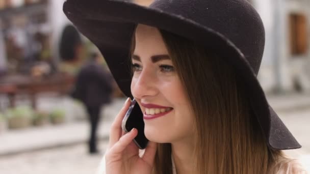 Мобільний телефон - жінка розмовляє по смартфонах у місті — стокове відео