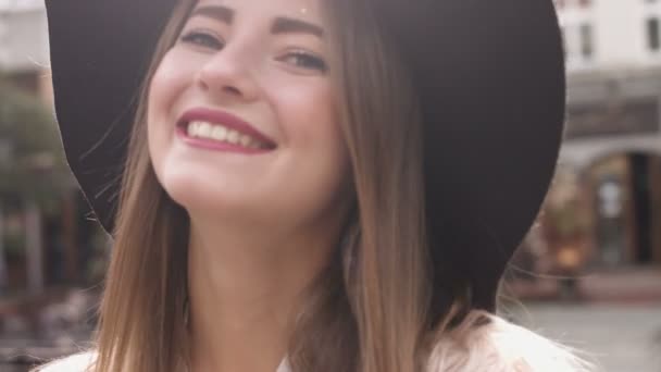 Πορτρέτο κοριτσιού χαμογελώντας ρούχα μόδα καπέλο σε εξωτερικούς χώρους — Αρχείο Βίντεο