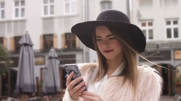 Una giovane ragazza scrive un messaggio — Video Stock