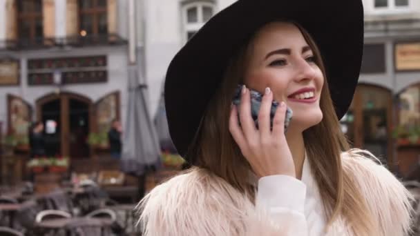 Mobiele telefoon - vrouw praten over smartphone in stad — Stockvideo