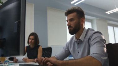 Ofiste çalışan genç arkadaşları.