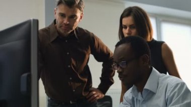 Yeni iş projede çalışan üç meslektaşları.