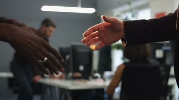 Businesspartners handshaking na succesvol samenwerken. — Stockvideo