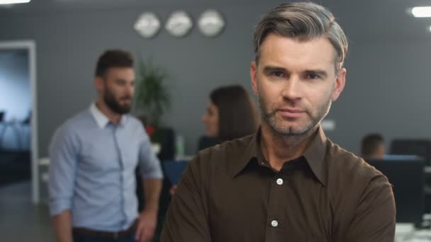 Jefe sonriente y sus trabajadores en su lugar de trabajo . — Vídeos de Stock