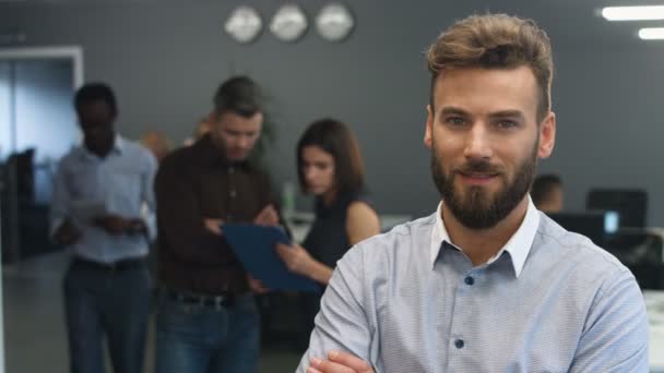 Joven hombre de negocios sonriente posando en cámara . — Vídeo de stock