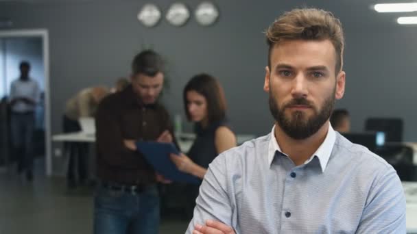 Mignon employé de bureau souriant à la caméra . — Video