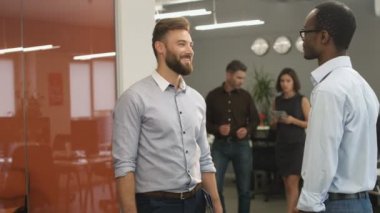Büyük iş birlikte sonra iki businesspartners el sıkışma.