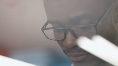 Genç stajyer başarılı proje patronu tarafından kabul nedeniyle mutlu görünüyordu.