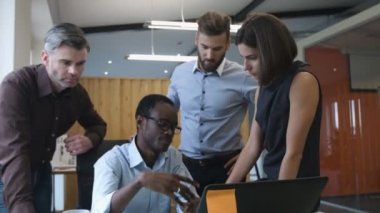 Yaratıcı stajyer meslektaşlarına yaptığı projenin ayrıntılarını açıklayan .