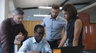 Üç deneyimli meslektaşları için onların yeni stajyer dinleme.