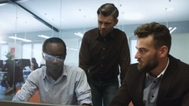 Onun iş fikirleri için meslektaşları açıklayan genç stajyer.