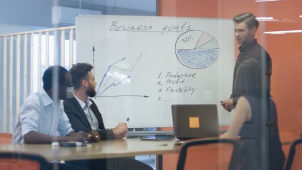 Chefe inteligente explicando novos objetivos para seus funcionários de escritório . — Vídeo de Stock