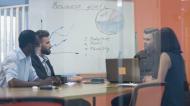 Onların projede çalışan iş adamları.