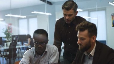 Yeni projede çalışan iş adamları.