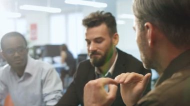 İki işçi patronları için konferans sırasında dinleme.