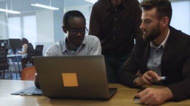 Onun iş fikirleri açıklayan gülümseyen Yöneticisi.