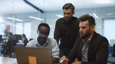 Üç businesspartners yeni projeler tartışıyor.