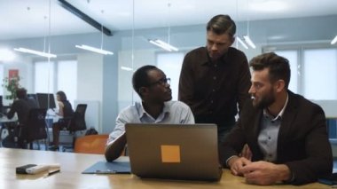 Onun iş fikirleri açıklayan genç stajyer.