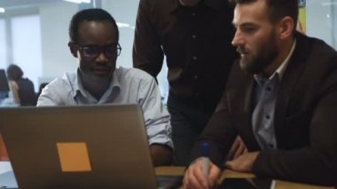 Üç işadamları başlangıç hakkında konuşmak.