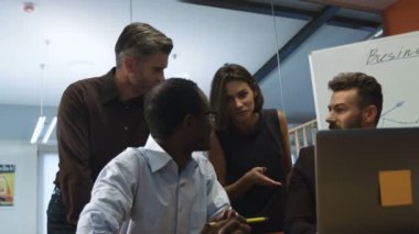 Yeni iş hedefleri hakkında konuşan dört iş arkadaşları.