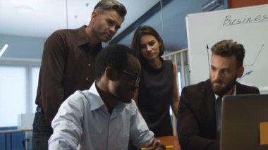 Yeni projeler hakkında konuşurken iş adamları.