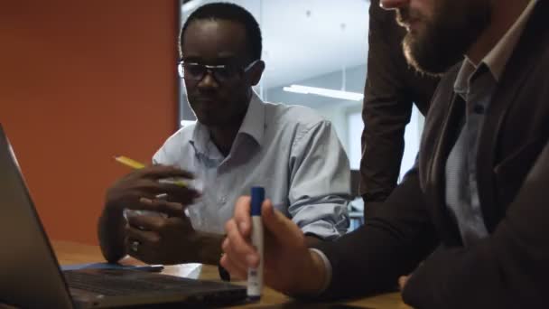 Joven gerente explicando los principios básicos del nuevo plan de negocios . — Vídeos de Stock