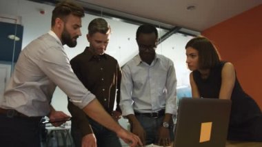 Dört meslektaşları iş toplantısı.