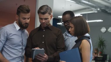 Onun tableti yararlı bilgiler gösterilen patron.