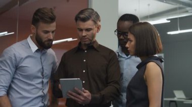 Yeni bir proje üzerinde çalışırken konuşmak kurumsal.