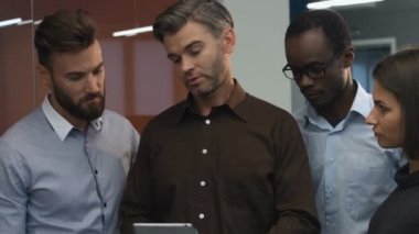 Yeni iş projeleri tartışmak iş arkadaşları.