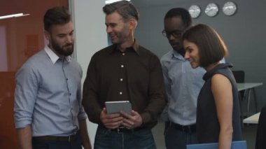 Stresli bir gün sonra gülüyor arkadaşları.