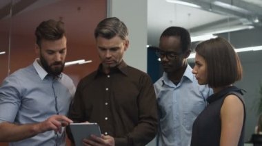 Dört arkadaşları her başkalarına söz.