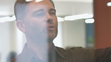 Bir parça kağıda meslektaşı için yapışmasını ciddi patron.