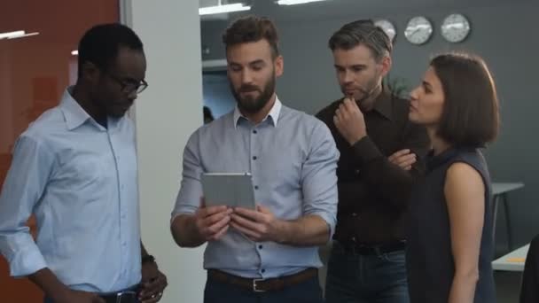 Collega's lachen tijdens het werk. — Stockvideo