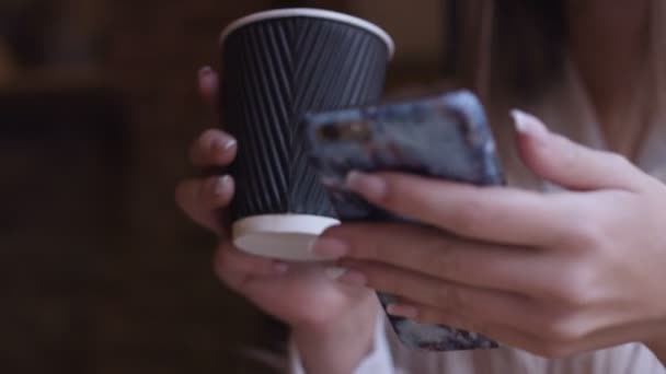 Chica Smartphone utilizando la aplicación en el teléfono beber café sonriendo en la cafetería . — Vídeos de Stock