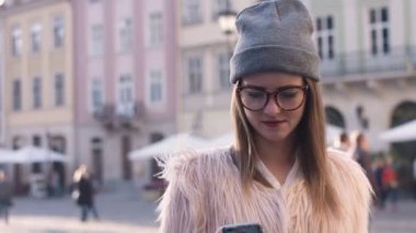 Kafede kahve içme telefon üzerinde app gülümseyen kullanan akıllı kız. Güzel çok kültürlü genç casual kadın profesyonel üstünde hareket eden telefon.