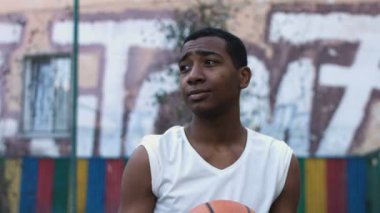 New York Şehir: bir Afro-Amerikan çocuk basketbol oyuncusu portresi