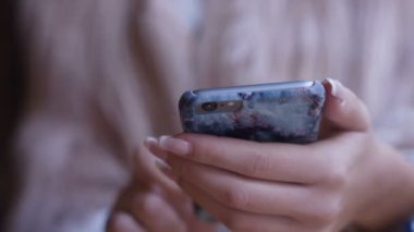 Kafede kahve içme telefon üzerinde app gülümseyen kullanan akıllı kız. Güzel çok kültürlü genç casual kadın profesyonel üstünde hareket eden telefon.