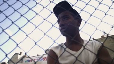 New York Şehir: bir Afro-Amerikan çocuk basketbol oyuncusu portresi