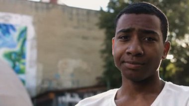 New York Şehir: bir Afro-Amerikan çocuk basketbol oyuncusu portresi