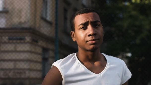 NEW YORK CITY: portrait of an African American boy basketball player — ストック動画