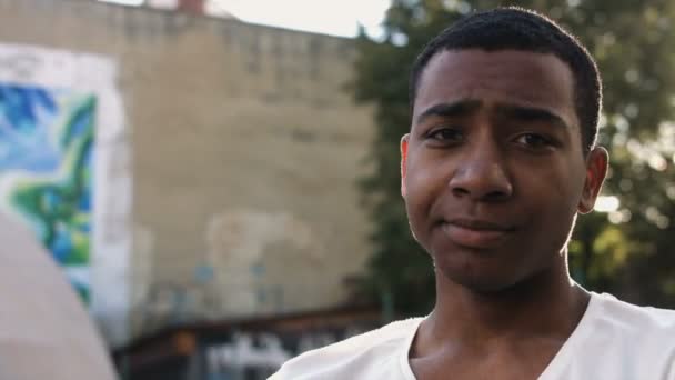 New York City: portret van een Afro-Amerikaanse jongen basketballer — Stockvideo